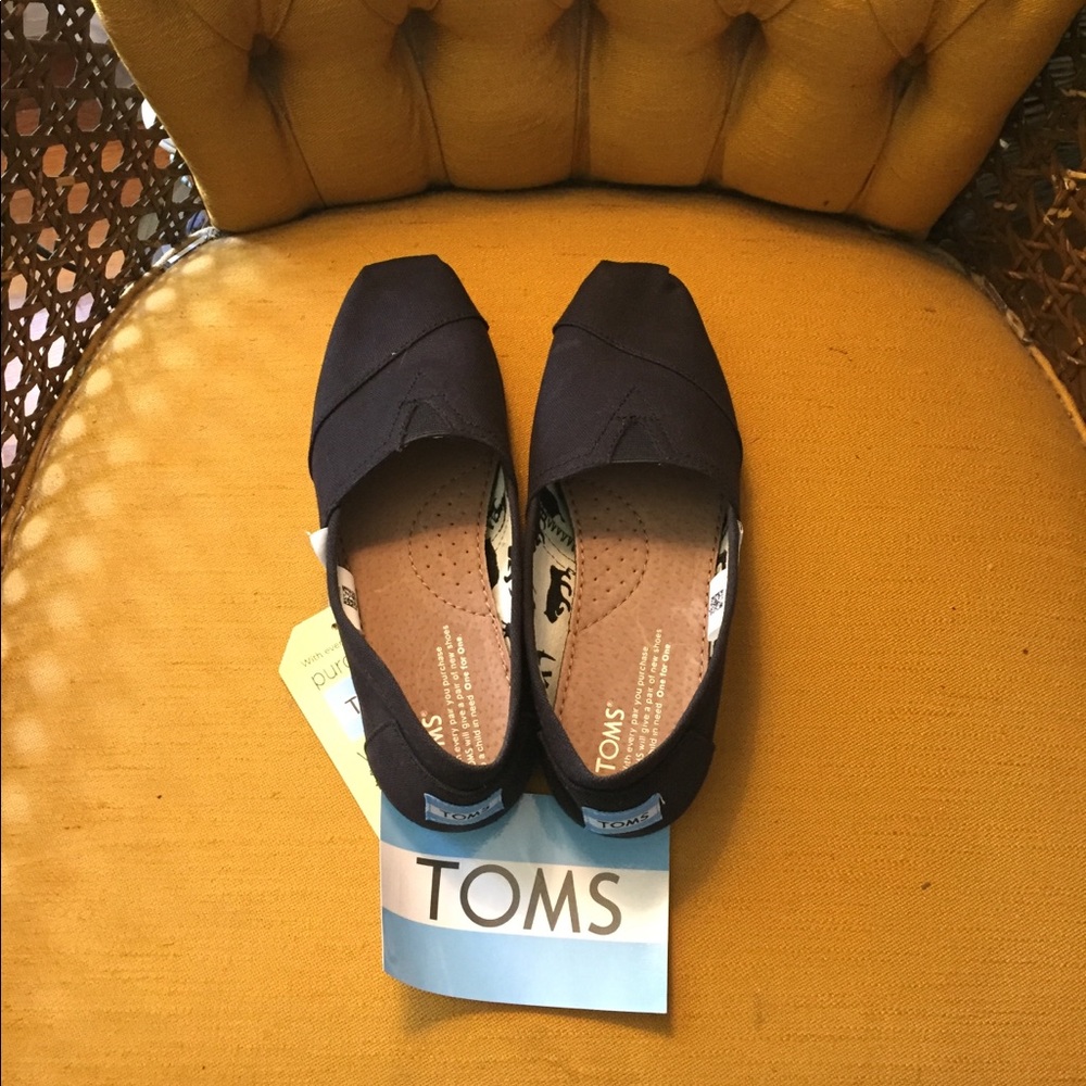 NWT classic black TOMS
